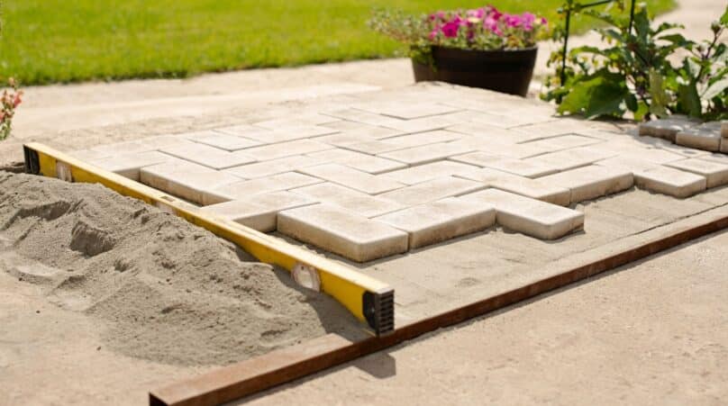 What Color Pavers go With a White House