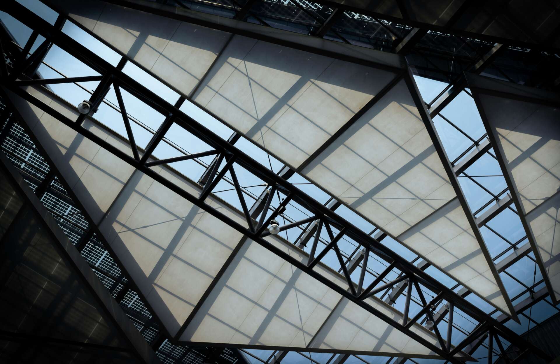 Replacing cracked skylight glass